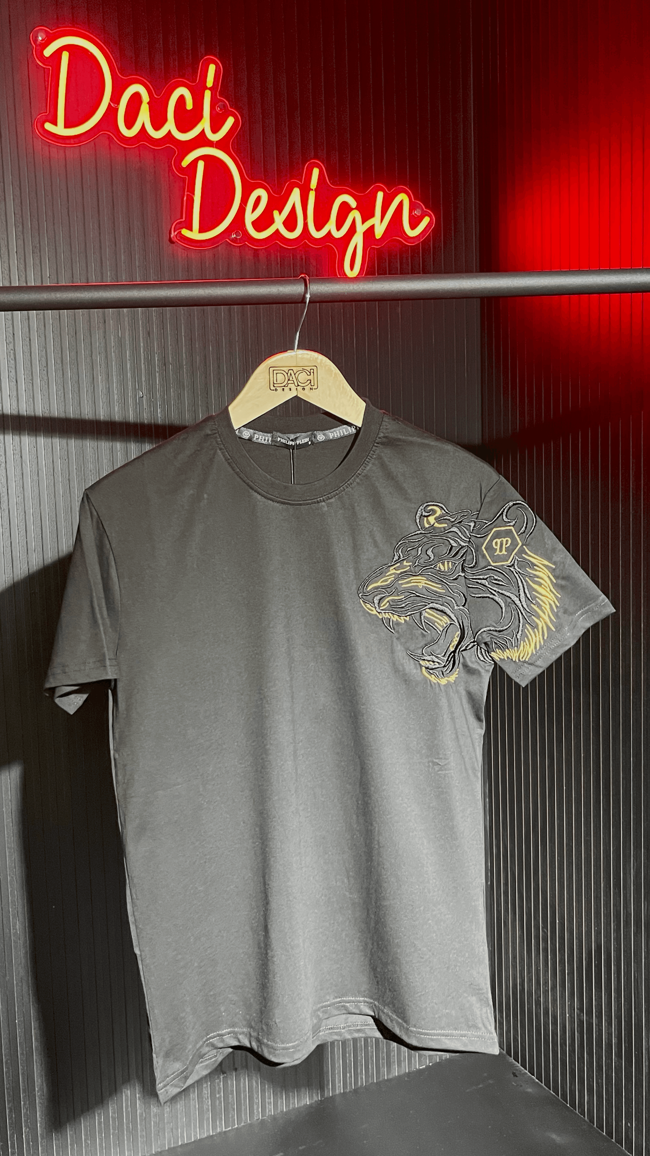 KAPLAN KOL DETAYLI SİYAH PREMİUM T-SHİRT